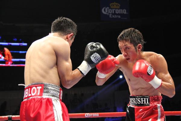 角谷 淳志選手が相手選手の動きを見て構えている写真